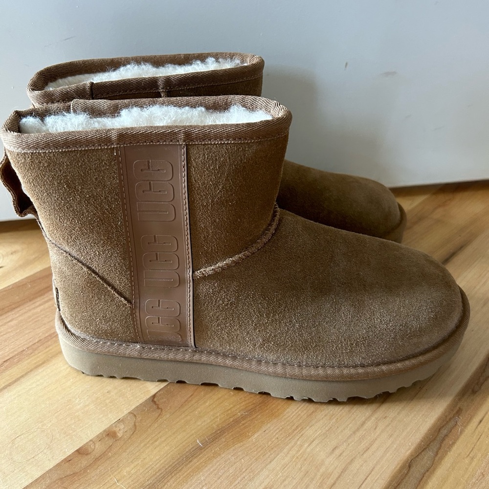 NWT Ugg Mini